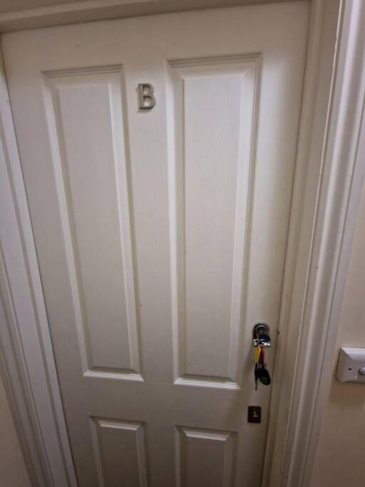 Stylish 2bed With Sky Window Appartamento Londra