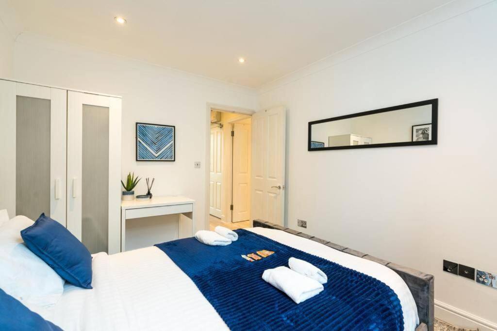 Stylish 2bed With Sky Window Appartamento Londra